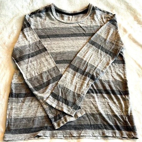 BOYS XL Old Navy Long Sleeve Tee - Picture 1 of 3
